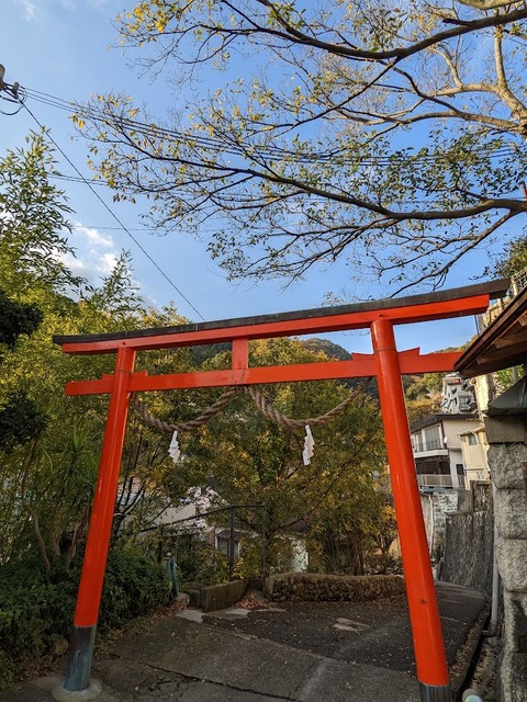 山側には赤鳥居