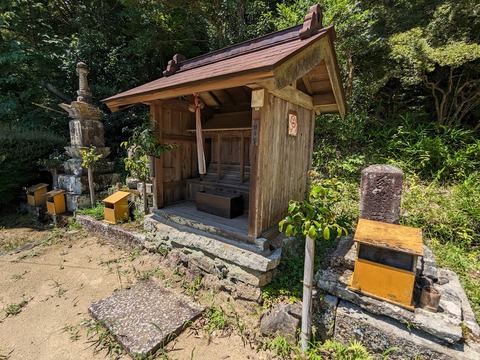 本殿左手のようす