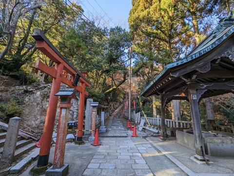 手水舎と稲荷の鳥居