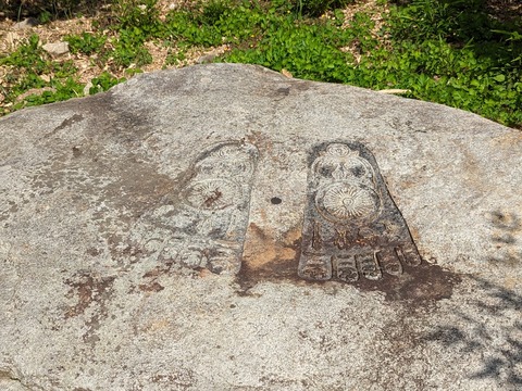 10.仏足石