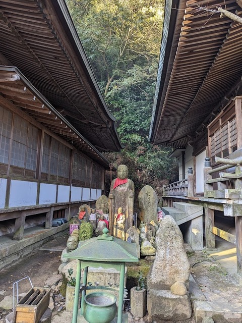 本堂と毘沙門堂の間