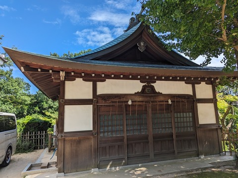 右手の建物