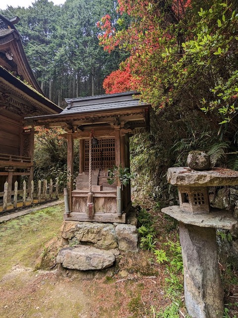 本殿右側の摂社