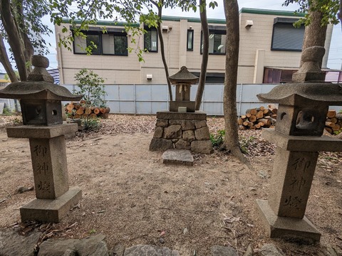 石組みと石の祠