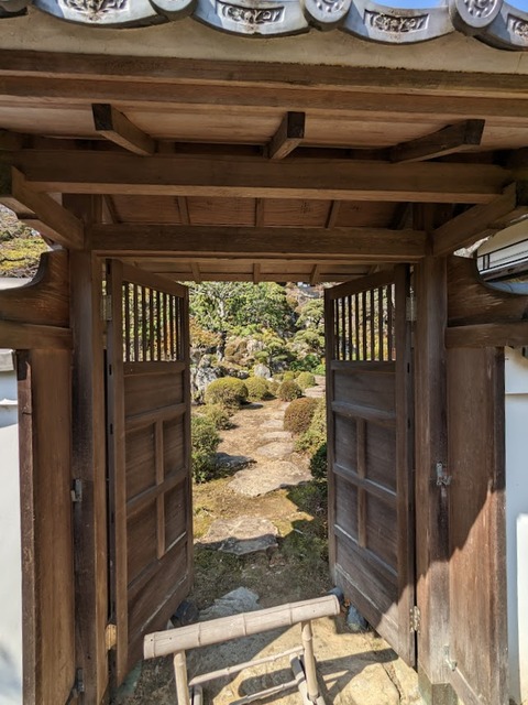 本坊庭園を覗く