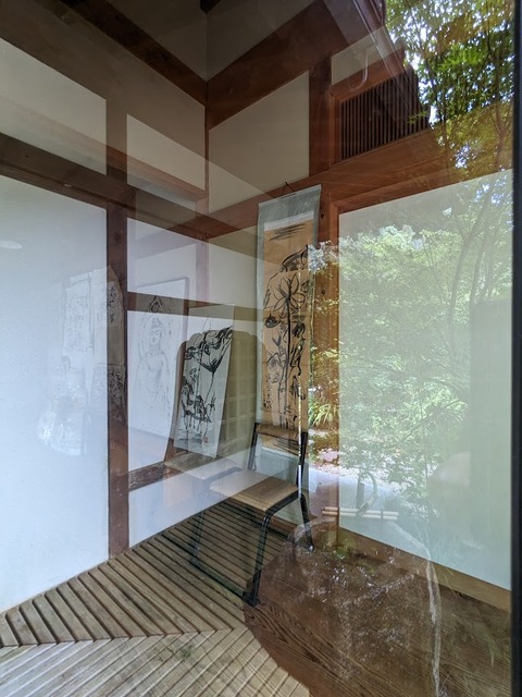 建物内の絵と手前の石畳2