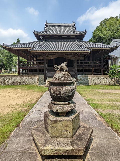 本堂と石塔