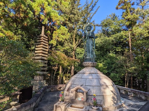 納骨道と石塔
