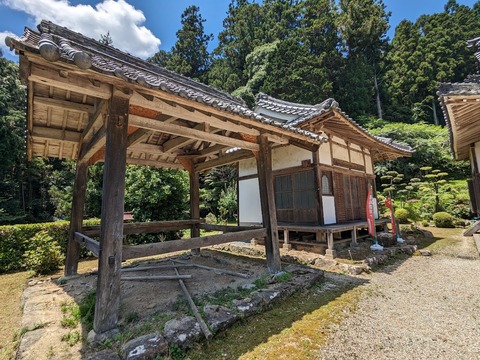 鐘楼跡と観音堂