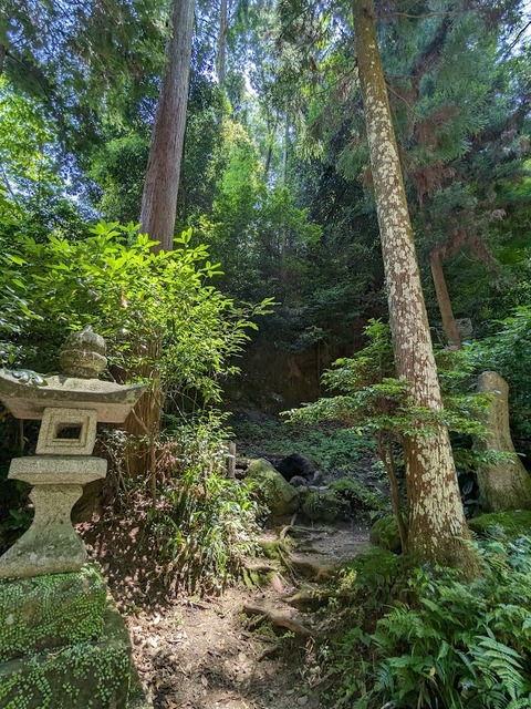 左手の灯篭