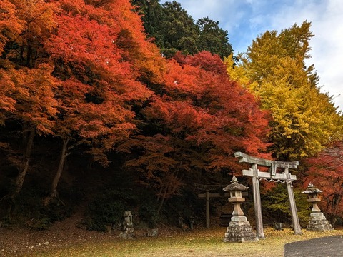 04.灯篭と石の祠2
