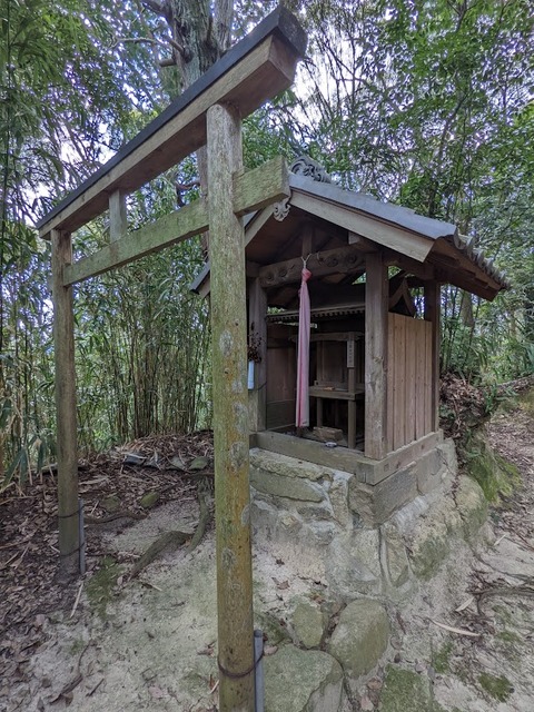 本殿の左手の神社