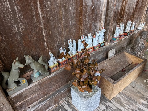 06.赤鳥居と神社4
