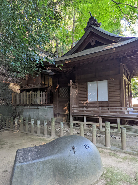 福徳弁財天社側面と筆塚