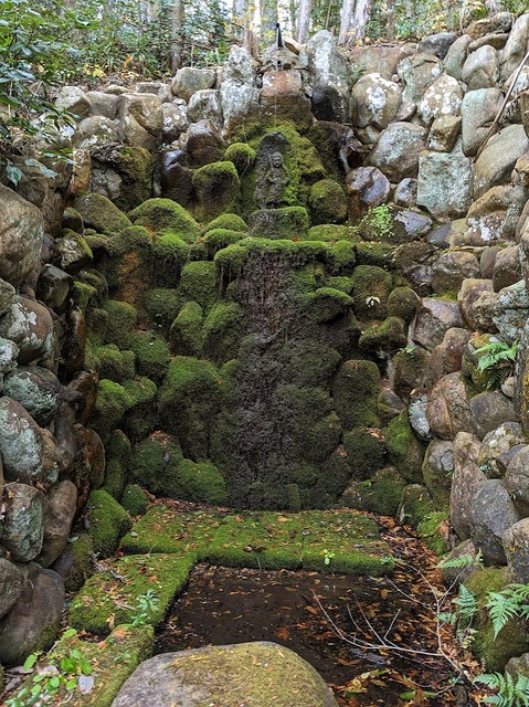 75.不動明王と一筋の滝