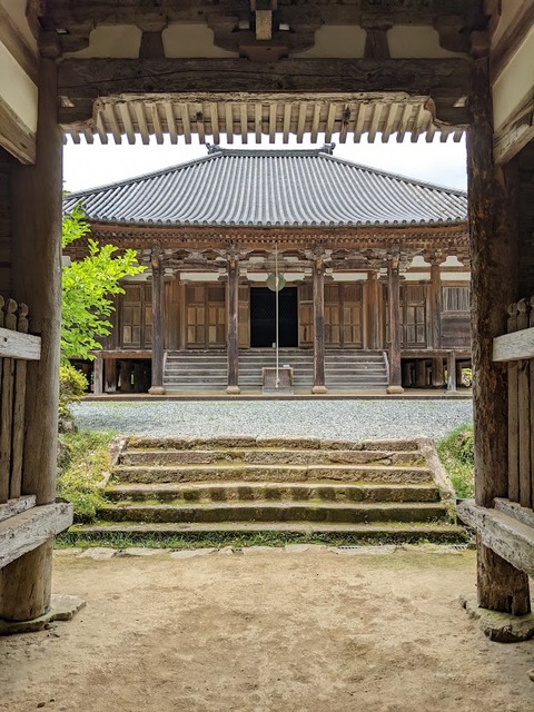 山門越しに見た本堂