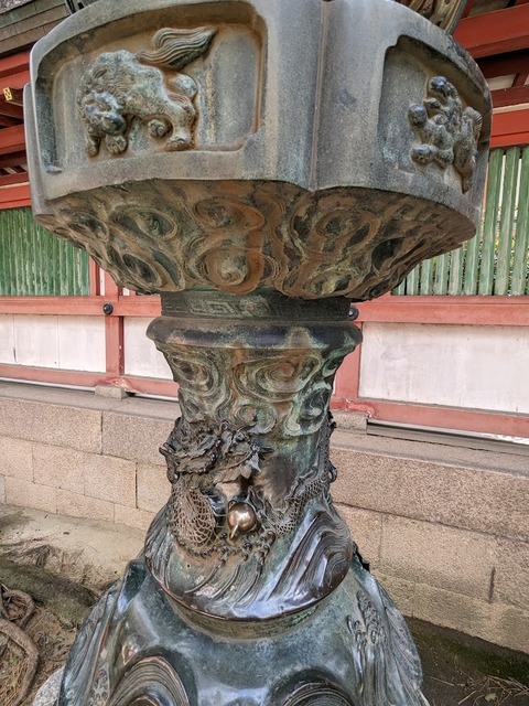 本殿裏拝所の灯篭