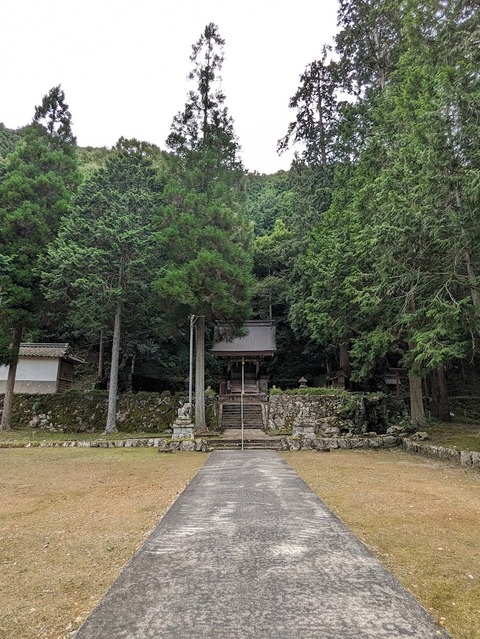 本殿へ