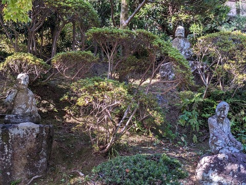 羅漢石仏十数体