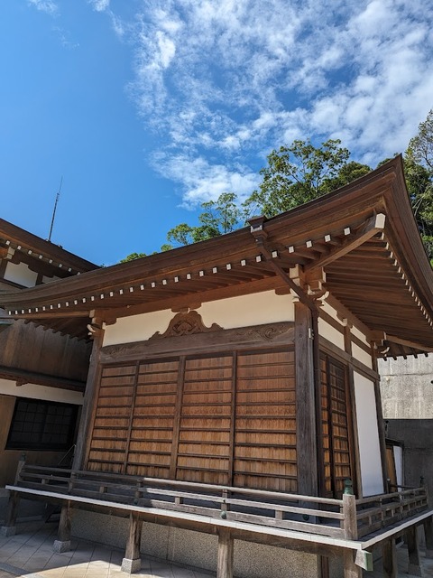 拝殿右の建物