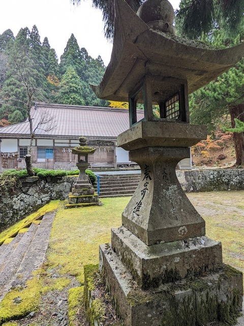 灯篭と社務所