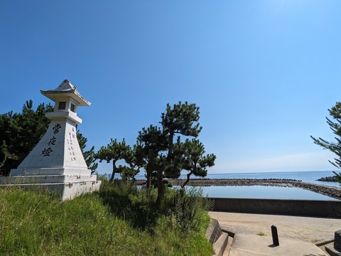 常夜灯と海