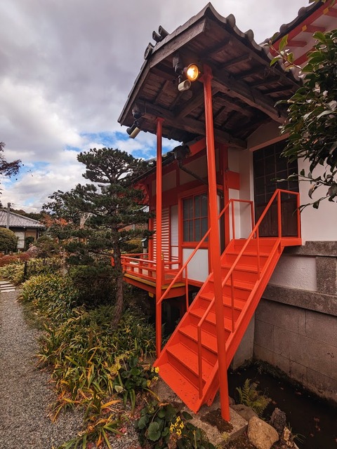 19.歓喜天堂の横