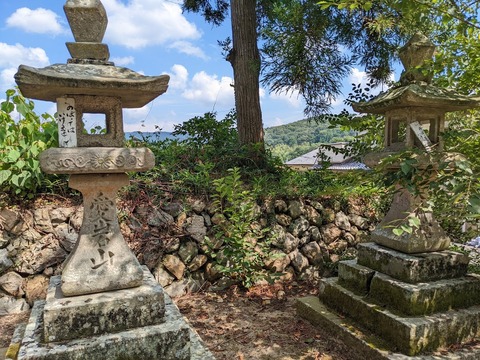 二基の灯篭