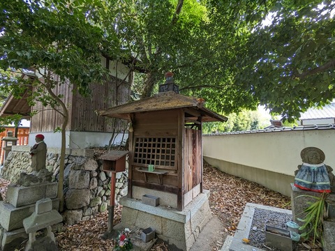 西側に並ぶ地蔵とか