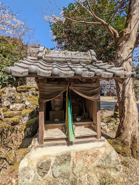 境内の小さなお堂
