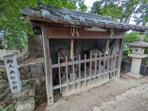 覆い屋に神社二つ