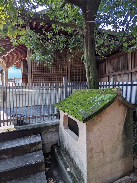 拝殿横の石の祠