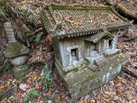 07.石の祠と宝篋印塔