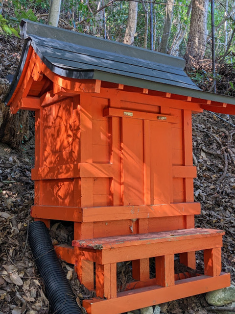 赤い祠