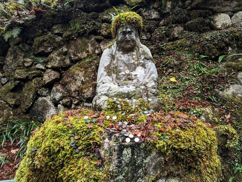 27.苔むした石仏