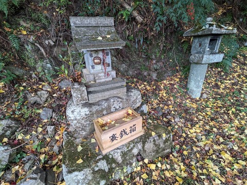 04.灯篭と石の祠