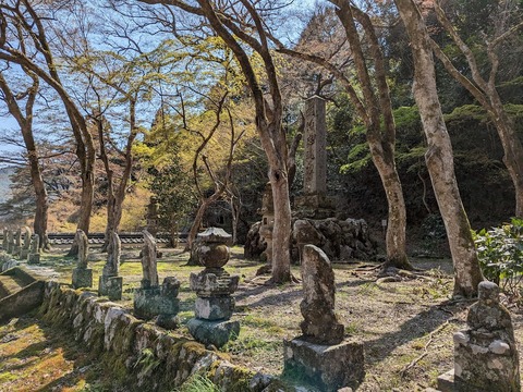 並ぶ石仏と明治忠魂悲