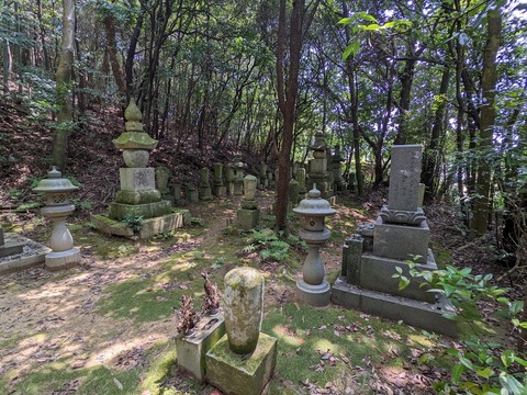 稲荷神社参道の石塔④