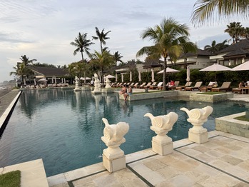 バリ THE SEMINYAK BEACH RESORT & SPA プール付きビラ