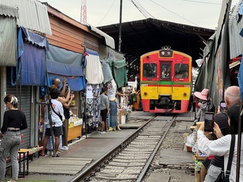 メークローン駅