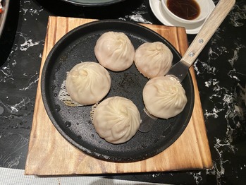 鉄板上的小籠包