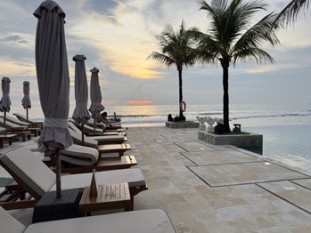 バリ THE SEMINYAK BEACH RESORT & SPA プール付きビラ