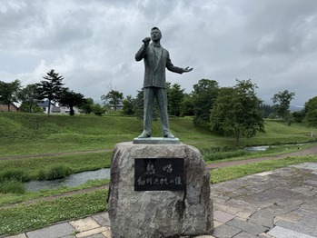 細川たかし記念像