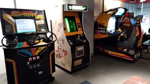 レトロなセガのゲーム機とアクセサリーのコレクション レトロゲーム専門フロア「RETRO:G」セガ秋葉原3号館 - TOKYO