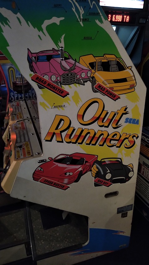 gigo-akihabara-retro-arcade-outrunners