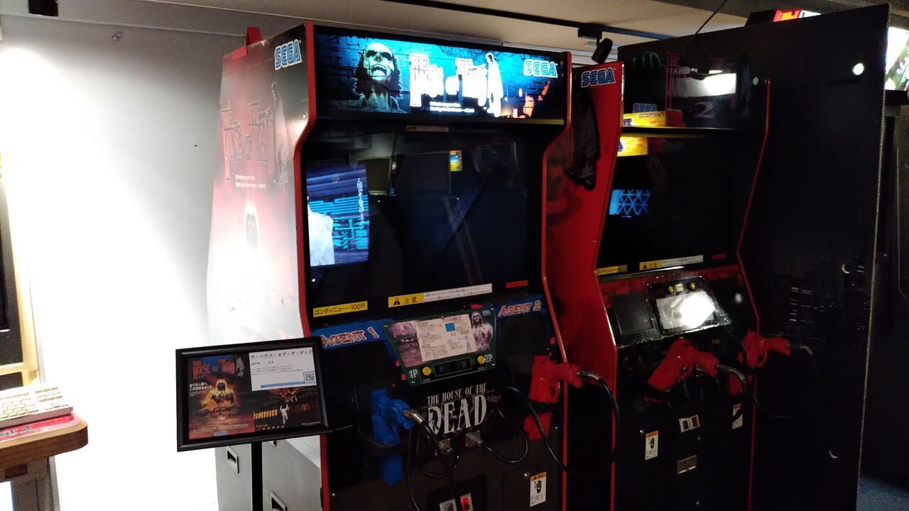 レトロなセガのゲーム機とアクセサリーのコレクション セガ秋葉原にレトロゲーム専門フロア アーケード全盛期の熱量と