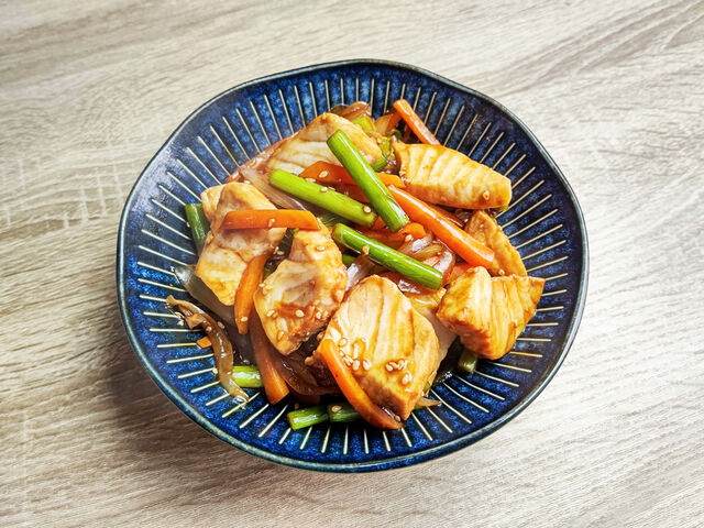 メカジキとニンニクの芽の照り焼き炒め 相生産業国賓味彩タレ ソースのお手軽レシピ