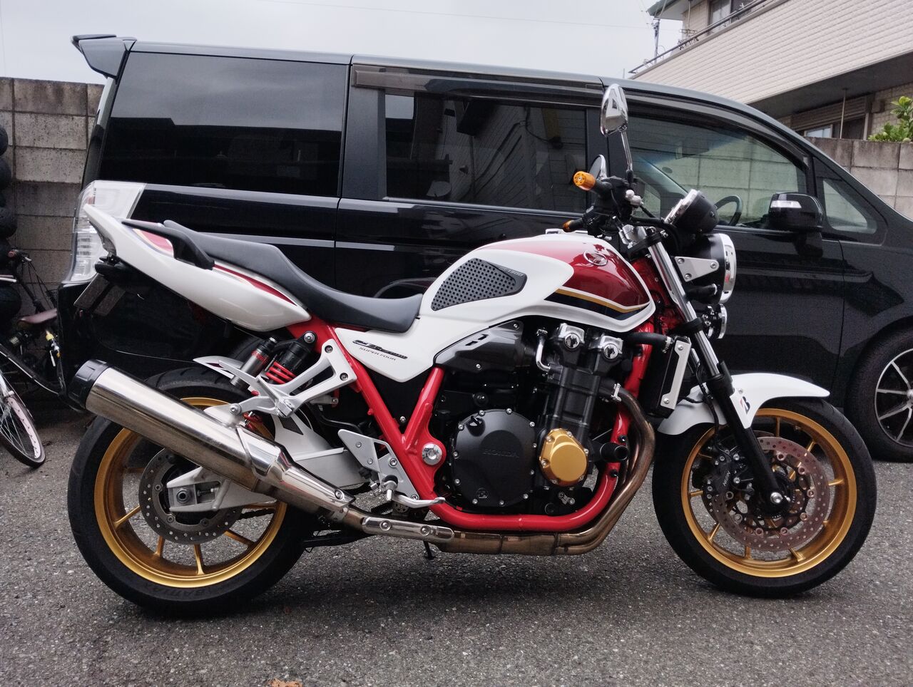 フォルスデザイン インナーフェンダー CB1300 2018年〜 CB1300スーパーフォアにビキニカウル＆インナーフェンダー＆ラジエタ