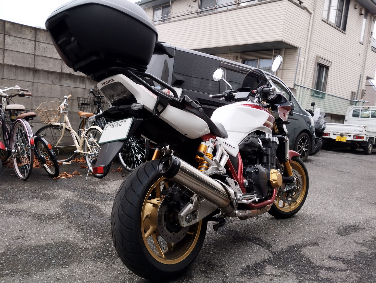 CBカスタム「トータルクラフト製ビキニカウル今年最後の取り付け作業