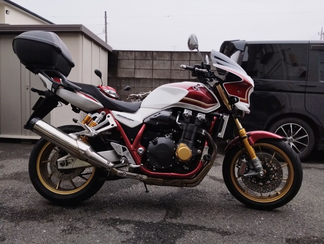 CBカスタム「トータルクラフト製ビキニカウル今年最後の取り付け作業